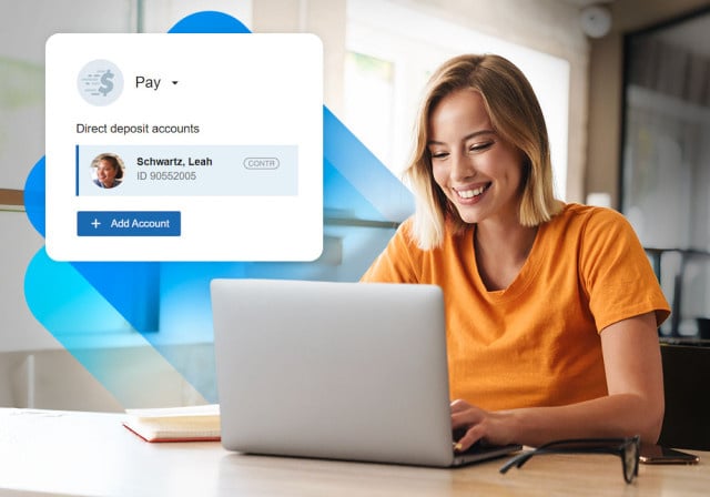 Un propietario de negocio pagando a un contratista