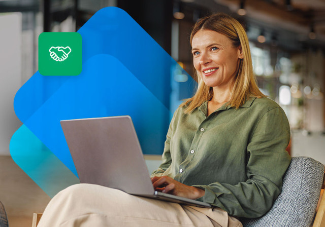 Una contadora trabajando con su computadora portátil.