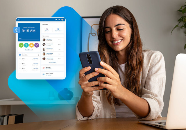 Un propietario de negocio revisando las últimas actualizaciones de Paychex