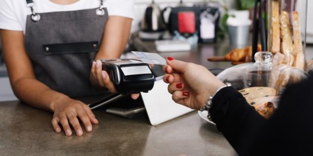 Una clienta pagando comida con tarjeta de crédito