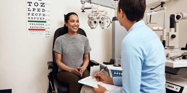 a female employee using voluntary benefits insurance for her vision exam
