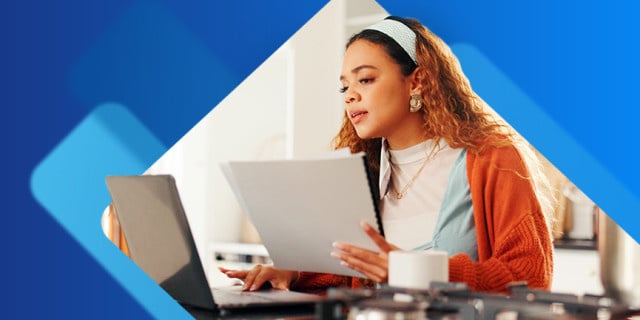 Propietario de una pequeña empresa gestionando las finanzas 