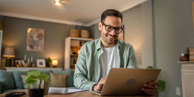 Un empresario autónomo mirando su computadora portátil