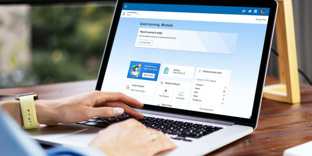 Profesional que usa Paychex Flex en una computadora portátil