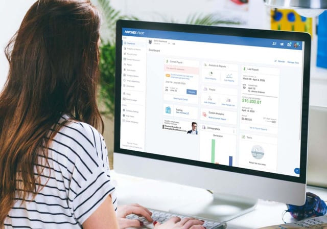 Una propietaria de una pequeña empresa procesa la nómina en Paychex Flex