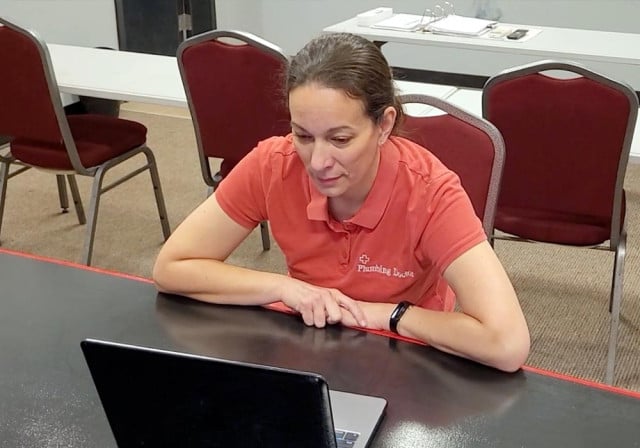 Jessie Farias Tavera, directora de operaciones de Plumbing MD, habla en línea con su socio comercial de recursos humanos.