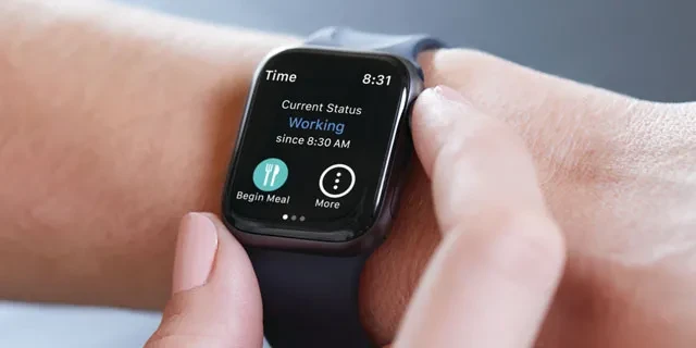Un empleado realiza el seguimiento de su horario con Paychex Flex en su reloj inteligente