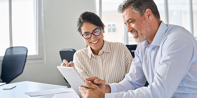 HR consultant hablando con un cliente