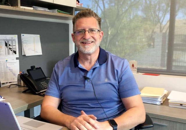 Kevin Hull, director financiero de TYR Tactical, sonríe desde detrás del escritorio