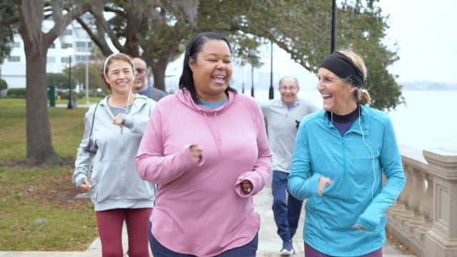 mujeres mayores corriendo