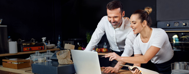Propietarios de pequeñas empresas que usan Paychex Flex para gestionar la nómina y los recursos humanos