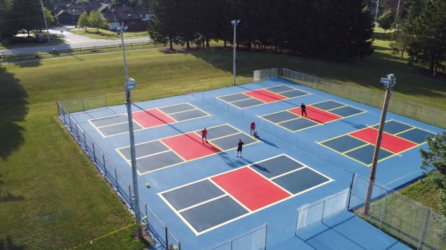 vista aérea de las coloridas canchas de pickleball