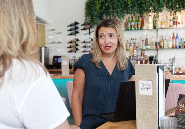 mujer rubia asiste a un cliente en un restaurante