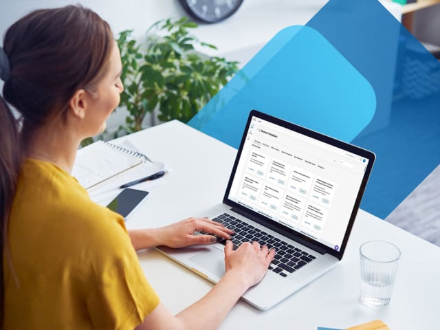 Profesional de recursos humanos que está consultando la biblioteca de recursos humanos en su computadora portátil