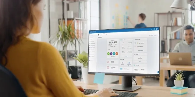 Un empleado que registra su tiempo con Paychex Flex Time
