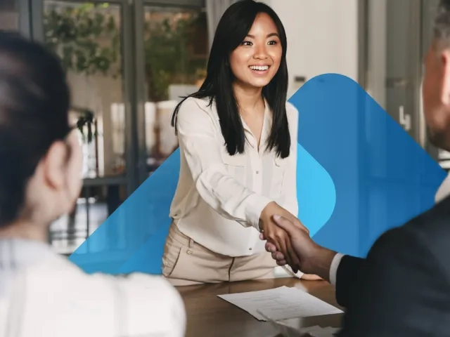 Mujer estrechando la mano en una entrevista de trabajo 
