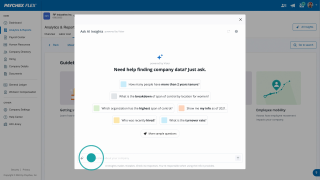 Una captura de pantalla de la plataforma Paychex Flex en la que se solicita información de IA sobre los datos de recursos humanos