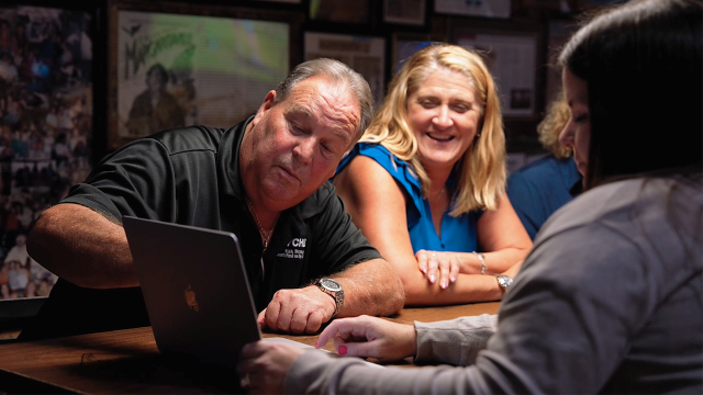 Miembros del equipo de PEO de Paychex analizan informes con el personal de RR. HH. de Flora-Bama.