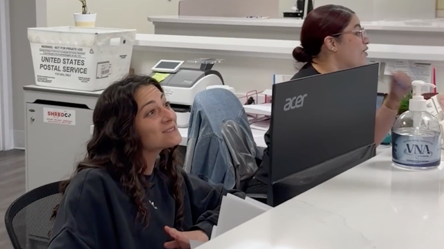 Personal administrativo de Pinnacle Healthcare ayuda a registrar pacientes.