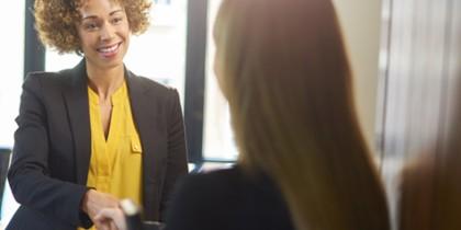 Dos mujeres analizando estrategias de contratación para pequeños y medianos empleadores