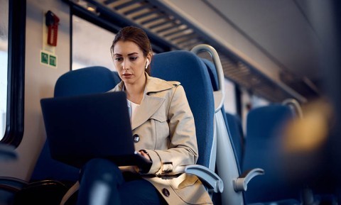 Mujer que viaja al trabajo en tren utilizando un beneficio de transporte público