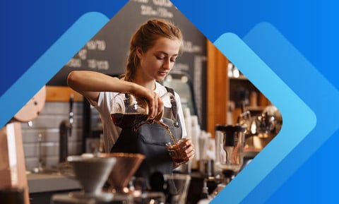 Barista sirviendo café