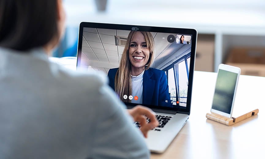 HR manager has virtual benefits sessions to communicate about open enrollment to remote employee