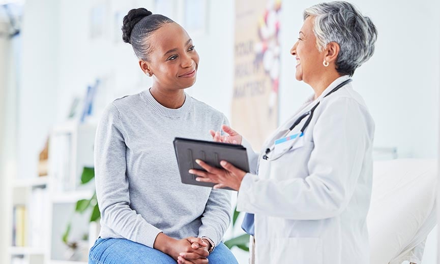 Un empleado recibe un reembolso por gastos médicos elegibles debido a un arreglos de reembolso de salud para pequeños empleadores calificados