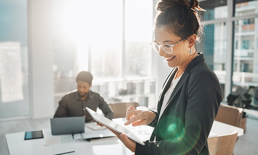 Un gerente de recursos humanos calcula el salario base de los empleados